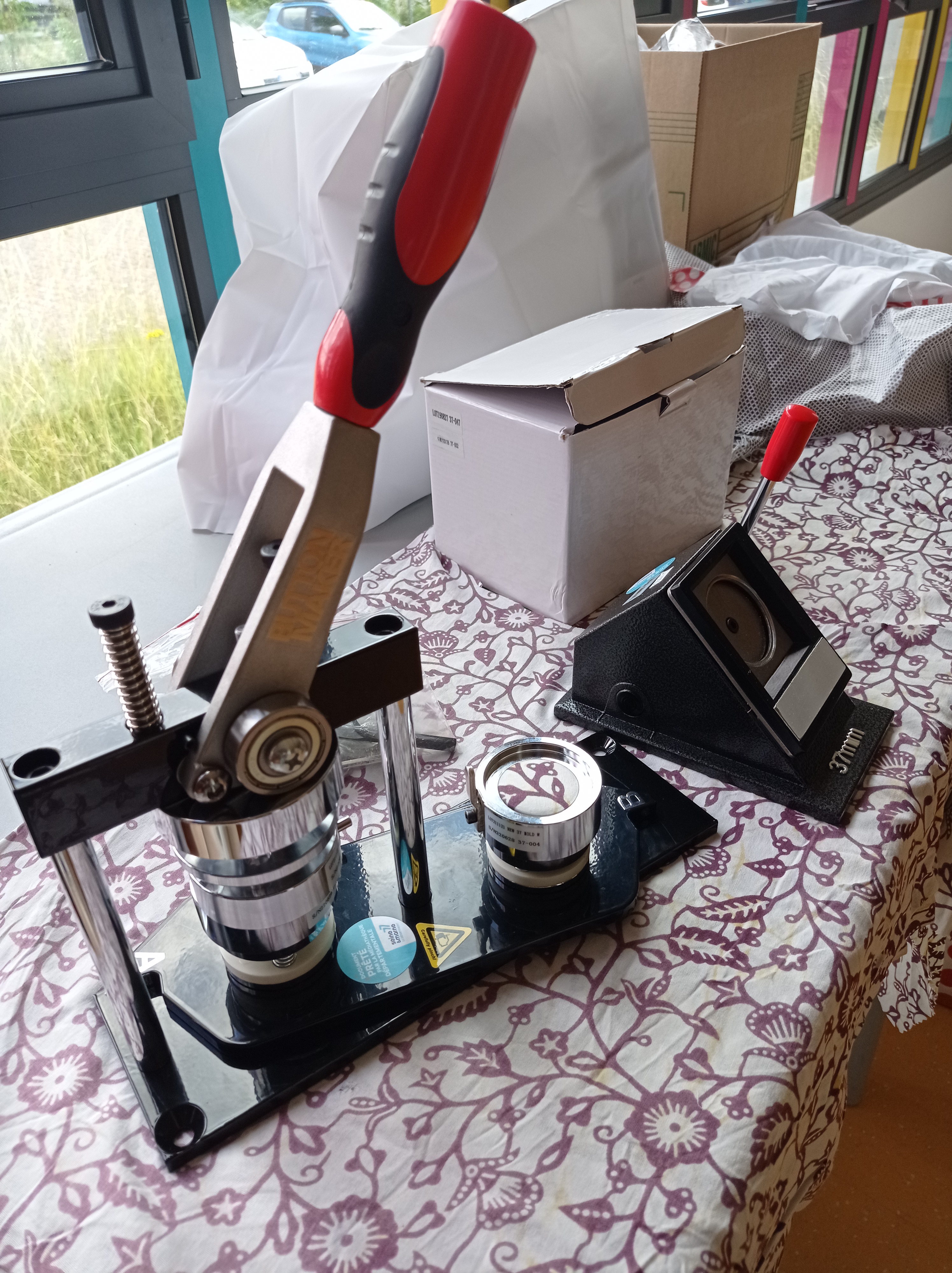 photo de la machine à badges et du cutter de décioupe en cercle